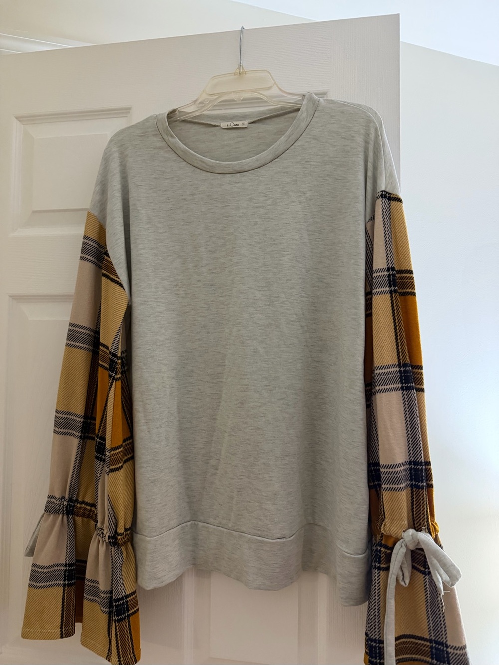 Casual Gray Pullover Blouse with Yellow Plaid Sleeves